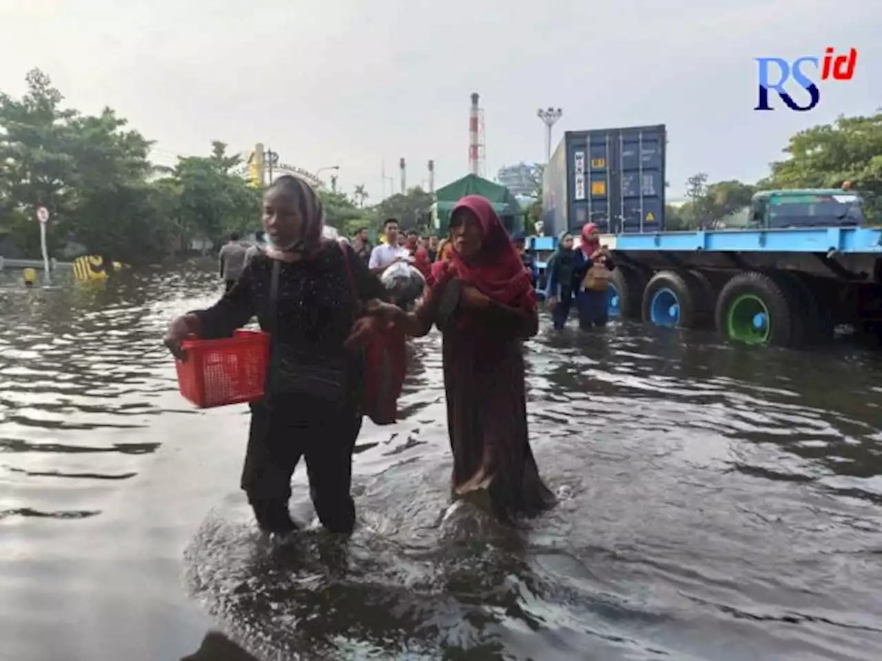 Banjir Rob Kepung Semarang, Motor Tenggelam, Rumah Ditinggalkan