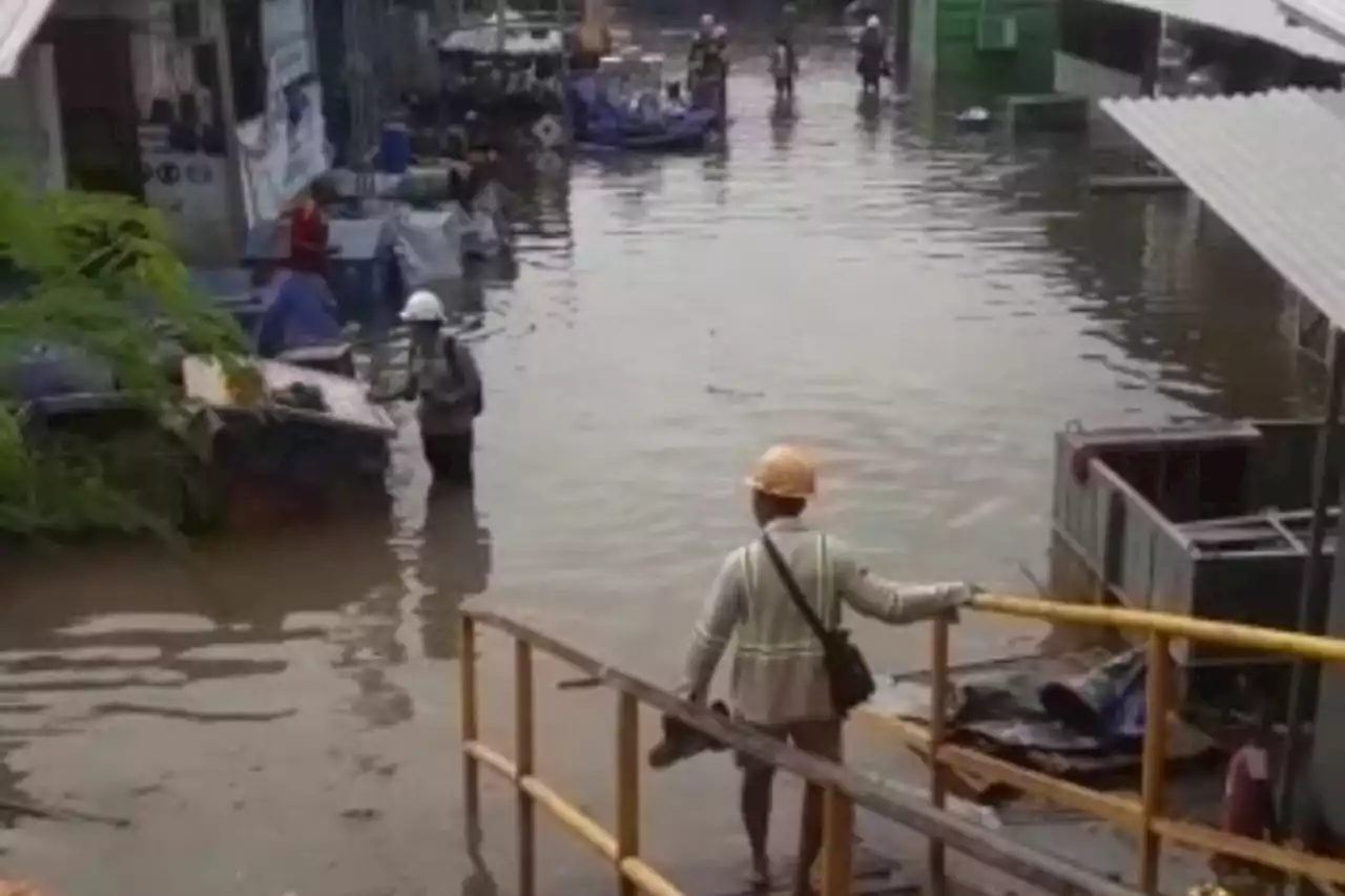 Pengakuan Pekerja yang Terjebak Banjir Rob Semarang: Kayak Tsunami!