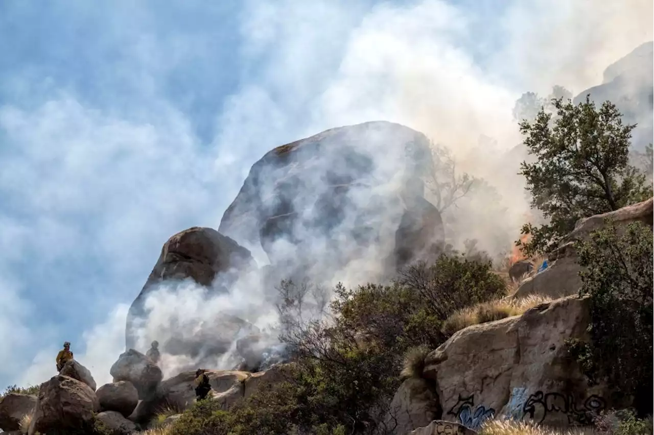 Crews extinguish brush fire at Chatsworth Park, nearby train lines reopen