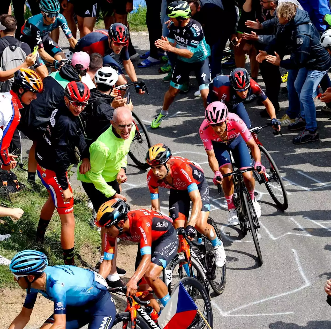 Giro d&rsquo;Italia: fenomeno Hirt nella sedicesima tappa, Carapaz sempre maglia rosa