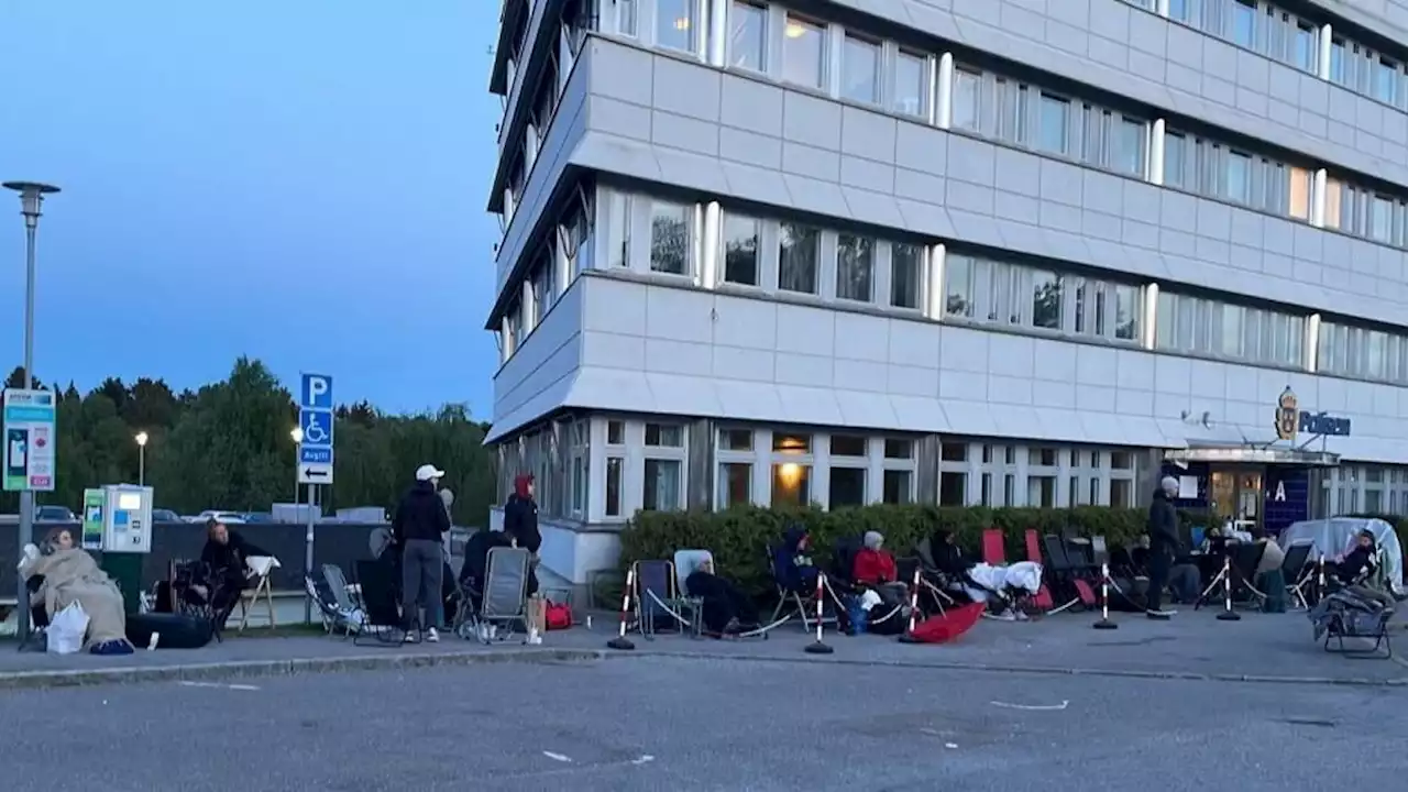 Resenärer sover på trottoaren – dygnslånga passköer på Arlanda