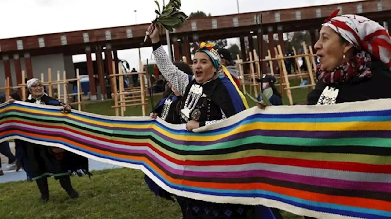 Mujeres mapuches tejieron en Chile una tela de un kilometro de extensión, considerada récord mundial