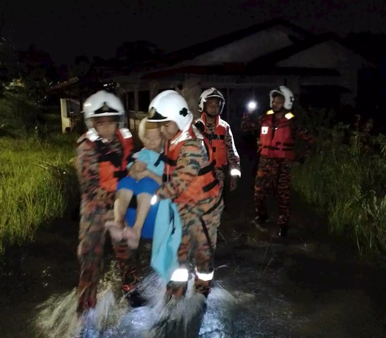 Banjir kilat, pokok tumbang di Seremban