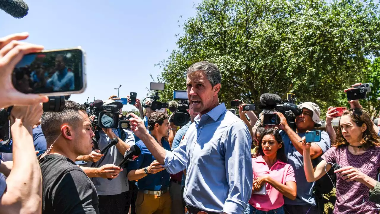 Nach Amoklauf in Texas: Beto O'Rourke unterbricht Pressekonferenz von Greg Abbott