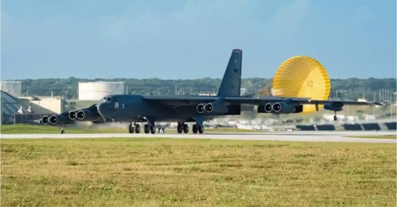 북한이 ICBM 도발한 날…미 전략폭격기 B-52, 일본 상공에 떴다