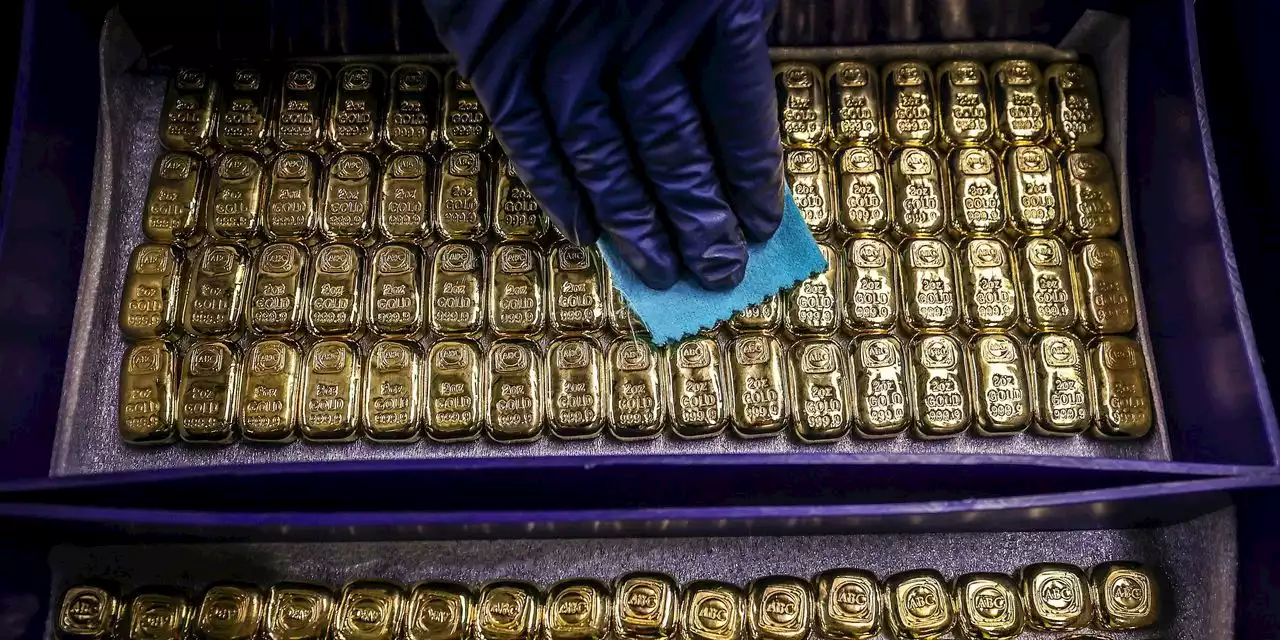 Gold retreats after 4-day rally as Fed minutes loom