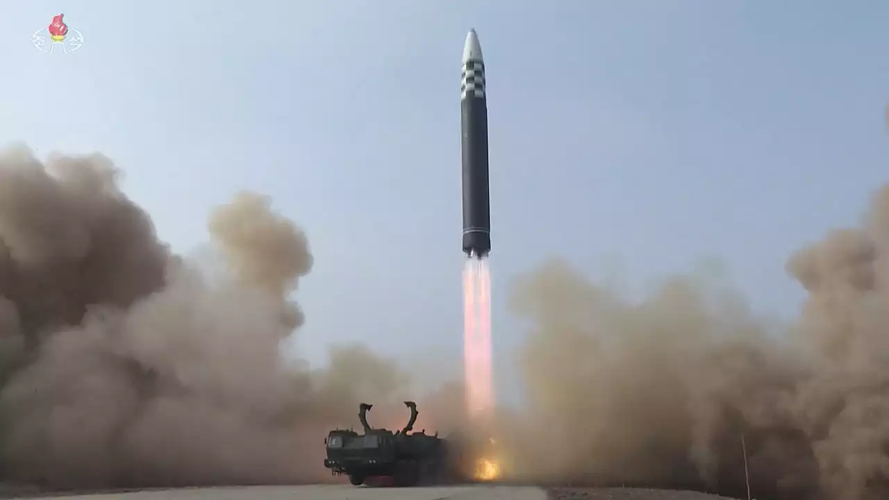 북한, 동쪽으로 탄도미사일 3발 발사…ICBM 가능성