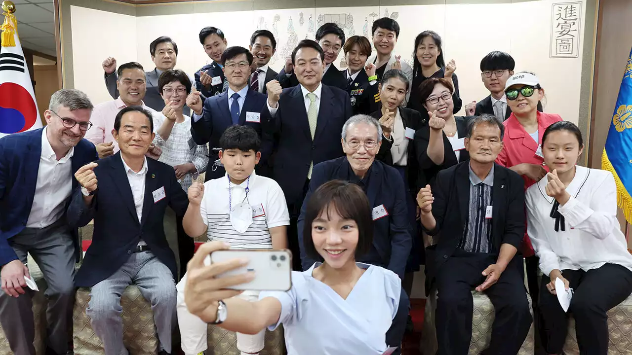 [영상] '윤석열 대통령 기념품 1호' 시계 증정식…'깐부' 오영수 씨 등 20인에게 선물