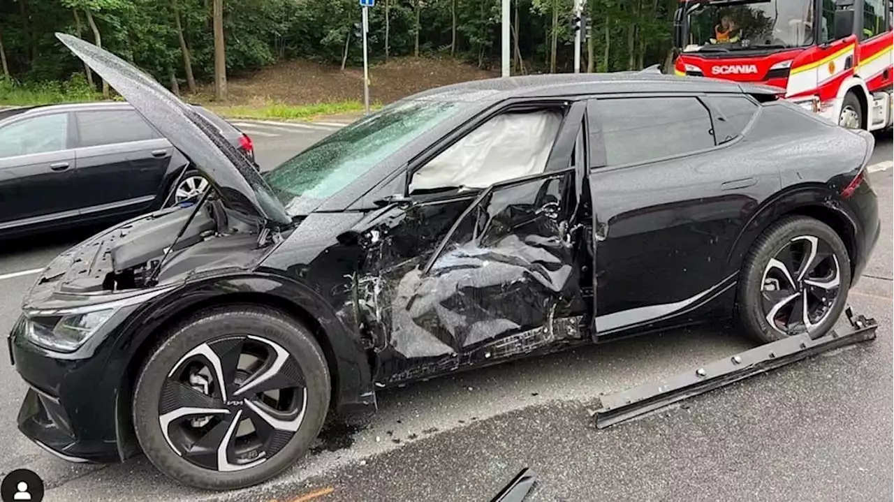 Hockey legend Jaromir Jagr's Kia EV6 T-boned by tram