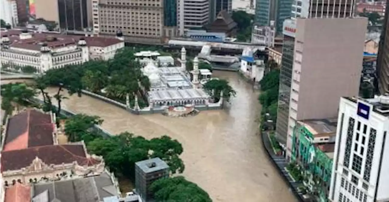 Several roads in KL hit by flash floods