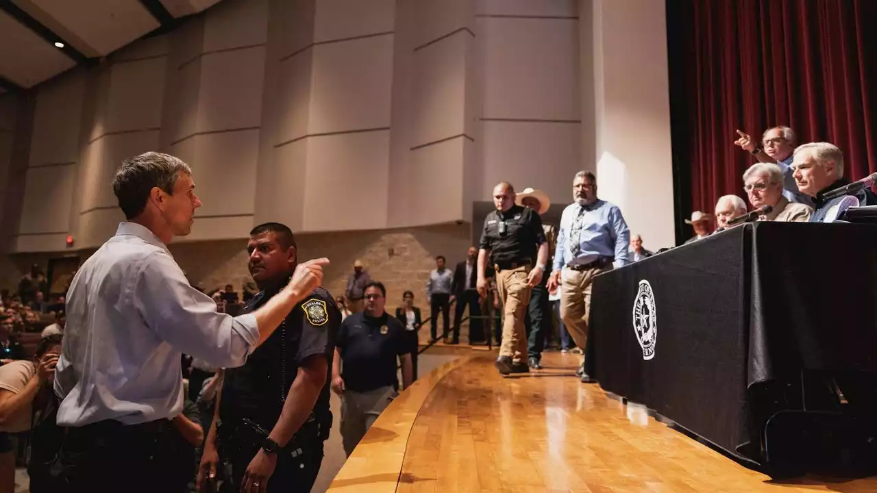 Watch: Beto O'Rourke Confronts Texas Gov. Abbott During News Conference