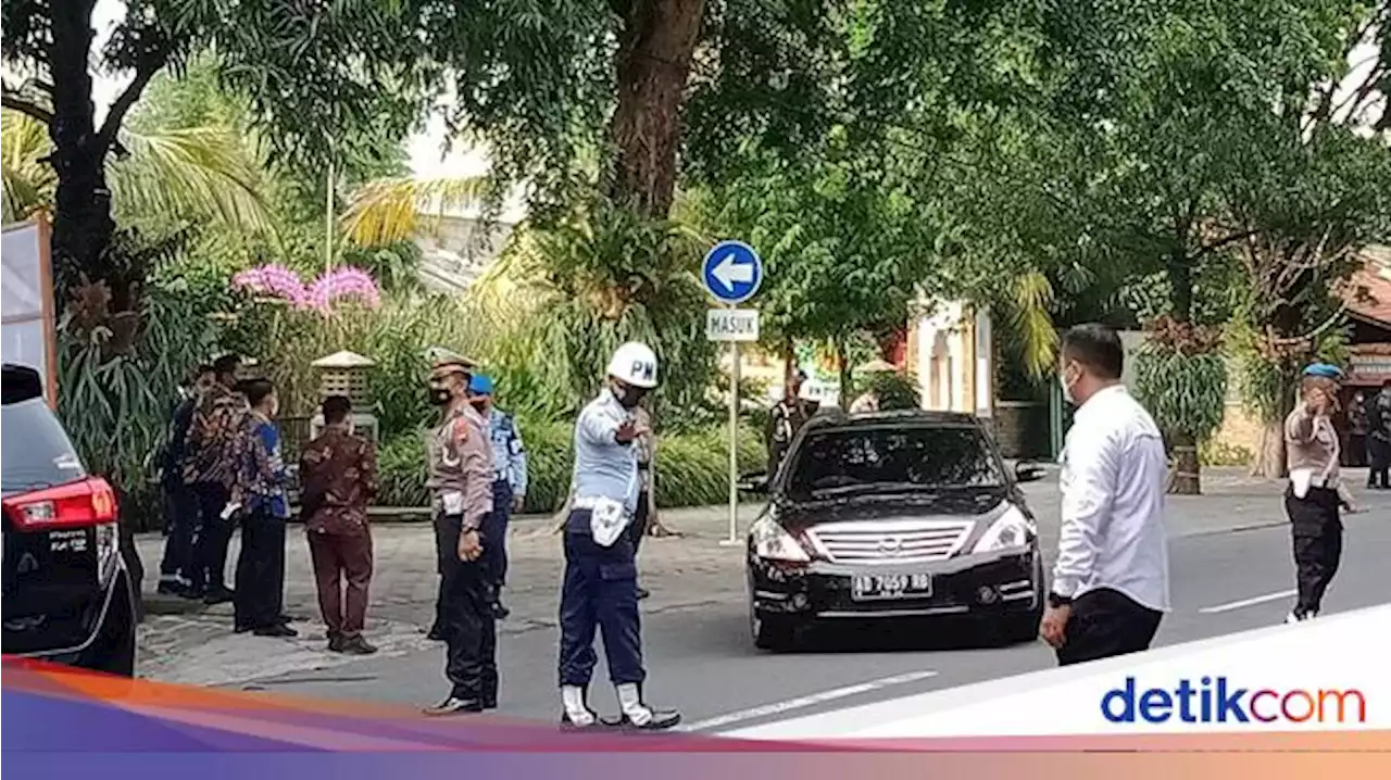 Jelang Akad Nikah Ketua MK-Adik Jokowi, Jalan Depan Gedung Buka-Tutup