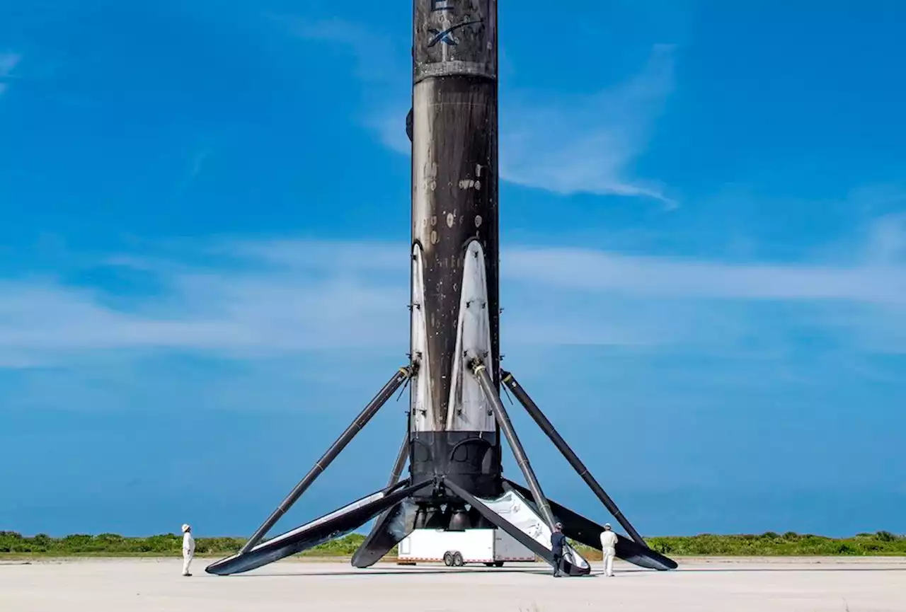 Elon Musk tweets photo showing true scale of Falcon 9 rocket | Digital Trends