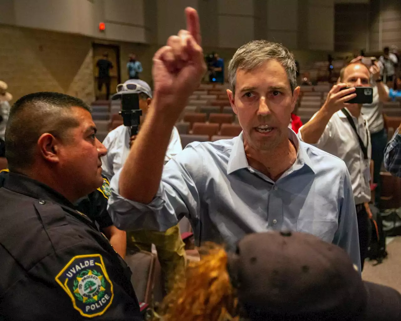 O'Rourke's standoff with Gov. Abbott over Uvalde mass shooting marks the new era in Texas politics