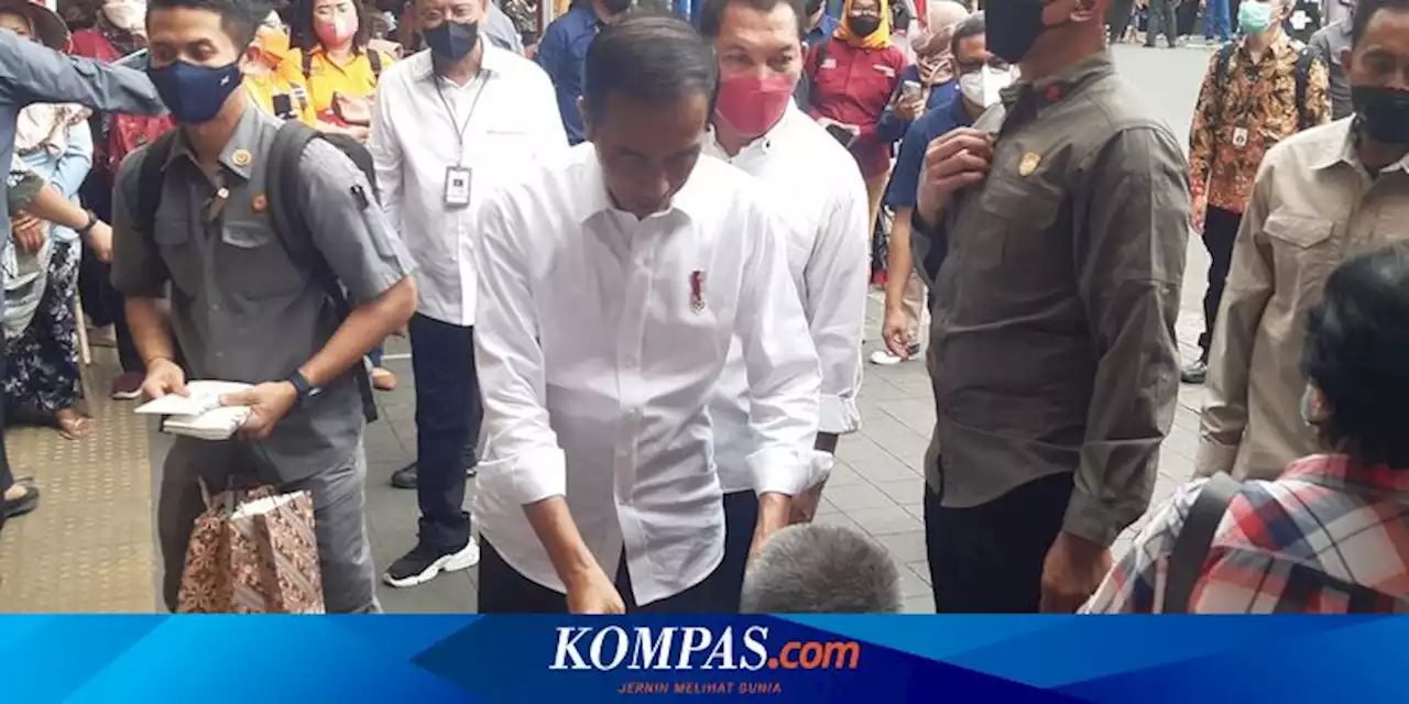 Presiden Jokowi Serahkan BLT Minyak Goreng di Pasar Gede Solo