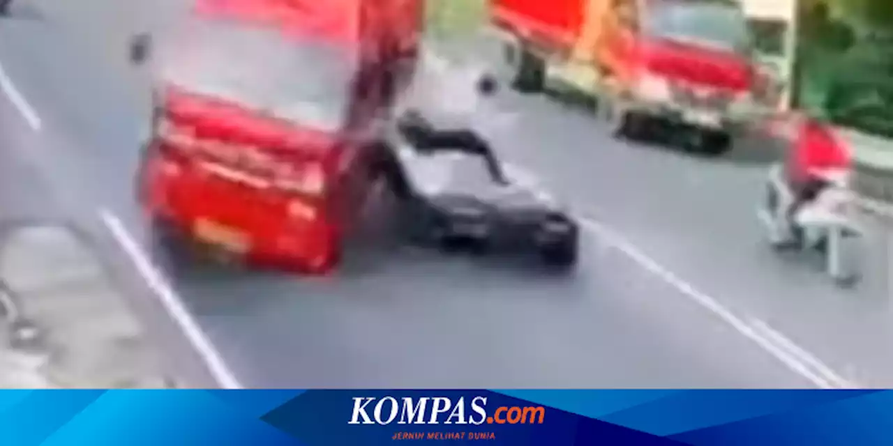 Video Viral Detik-detik Mini Bus Tabrak Motor di Salatiga