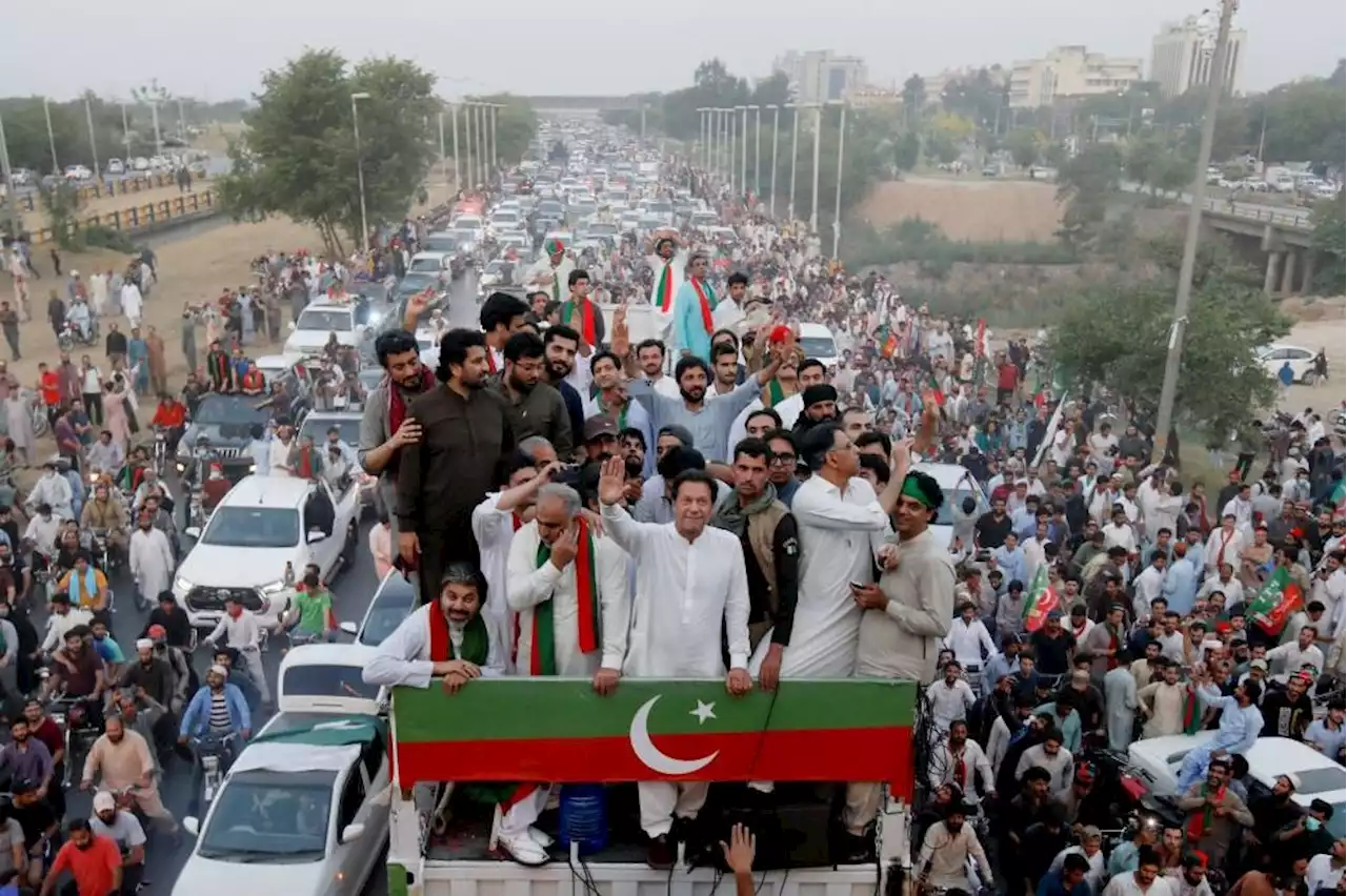 Ousted Pakistani PM Khan calls off protest march after clashes, gives ultimatum