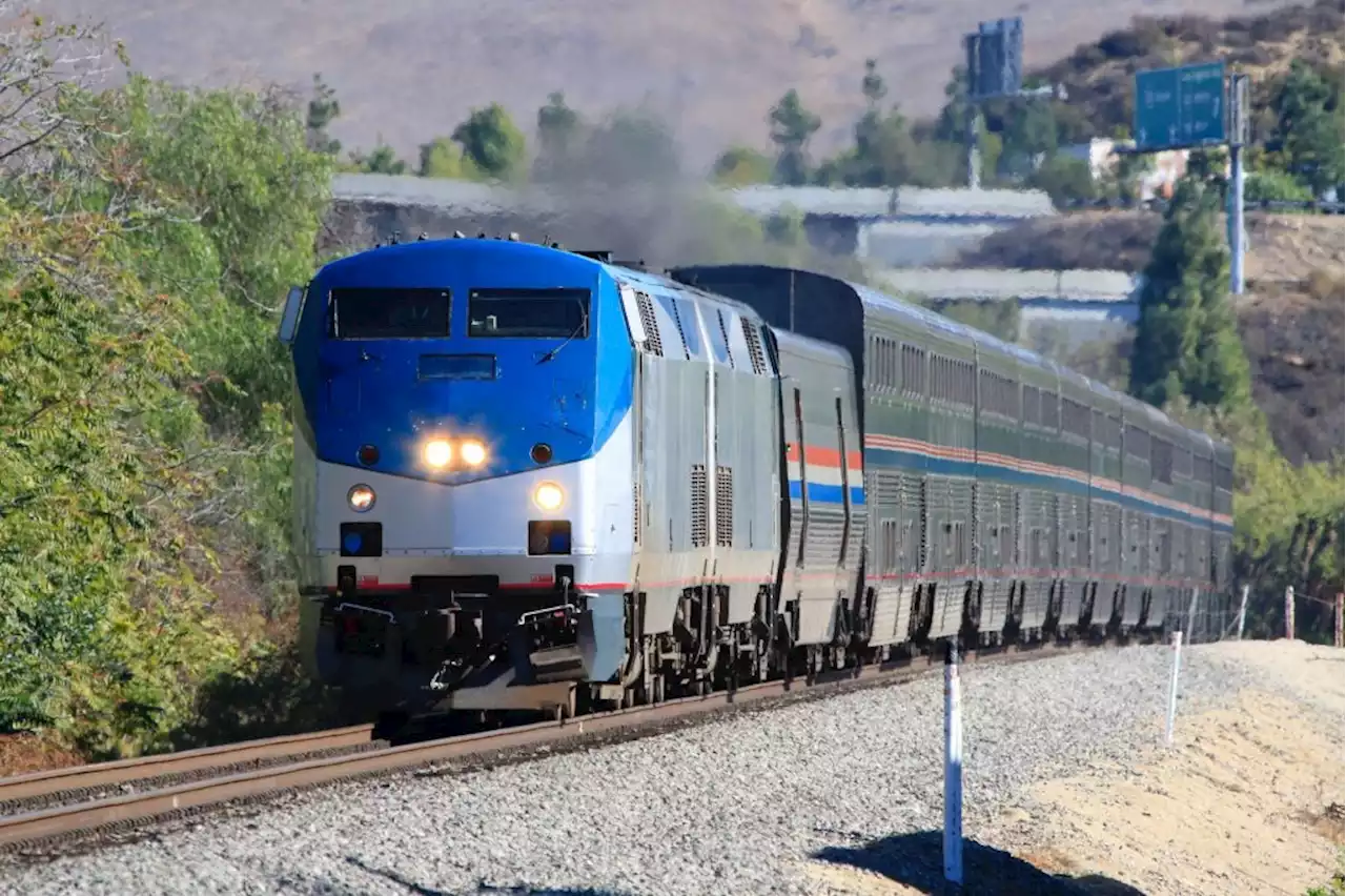 Man dies after being struck by Amtrak train in Oakland