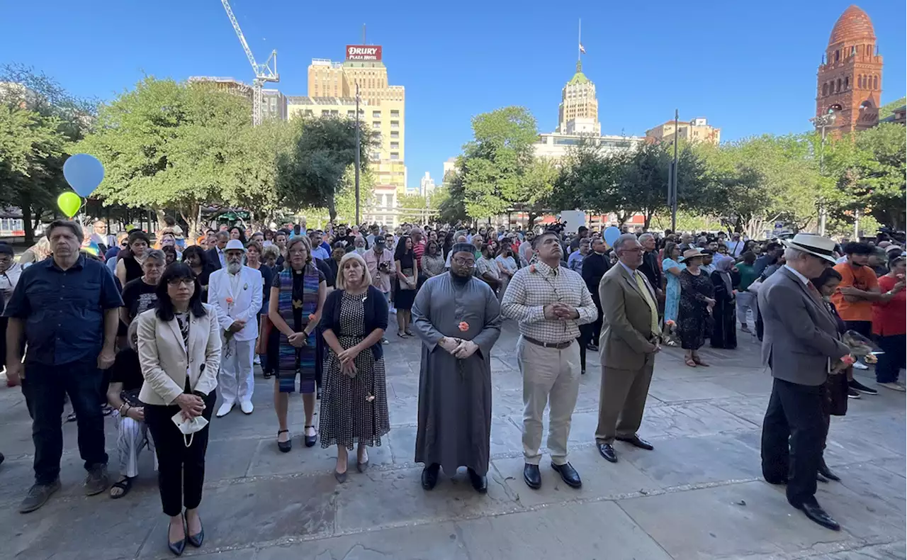 Hundreds gather for vigil honoring victims of Uvalde tragedy at San Antonio's San Fernando Cathedral