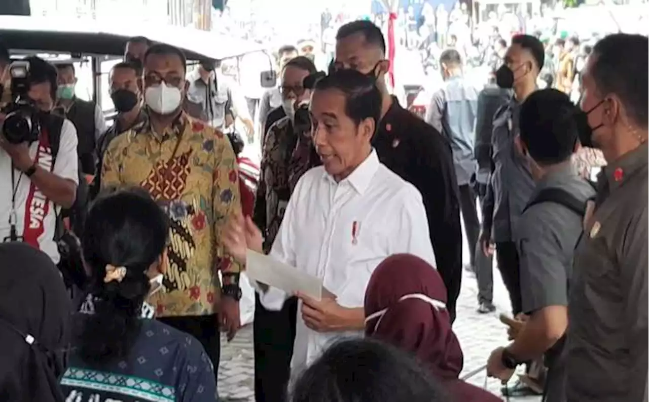 Bukan Kaus, Jokowi Bagikan BLT Minyak Goreng di Pasar Mojosongo Solo