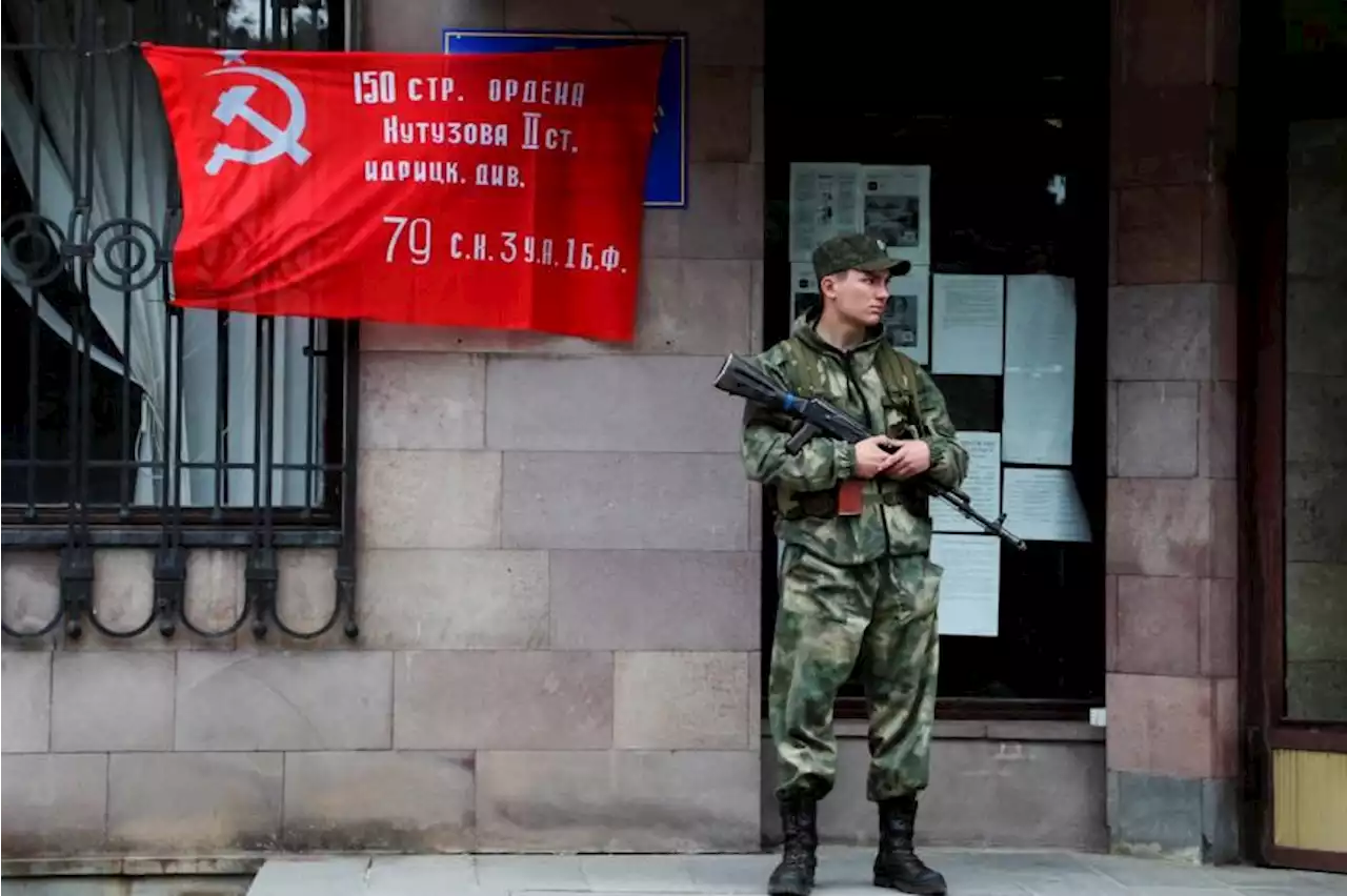 Advancing Russian forces reach key highway from Ukraine's Donbas cities