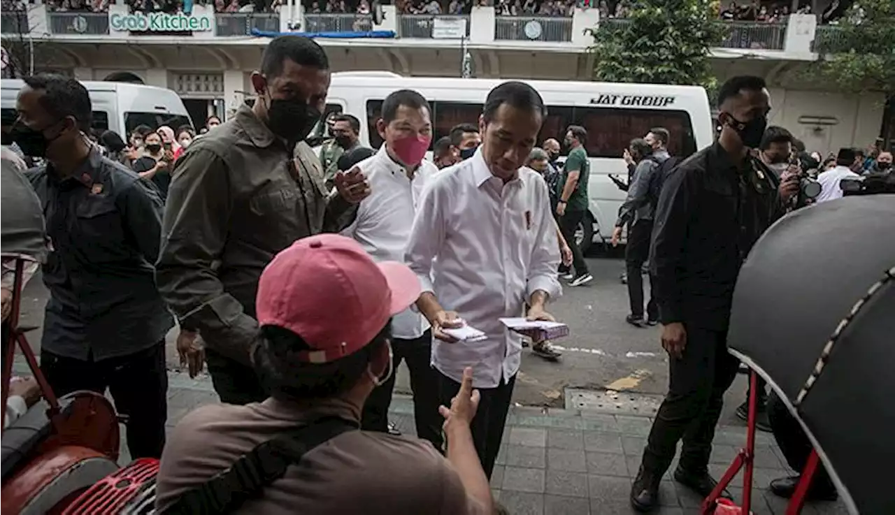 Setelah Jadi Wali Nikah Adiknya, Jokowi Bagi BLT di Pasar-pasar