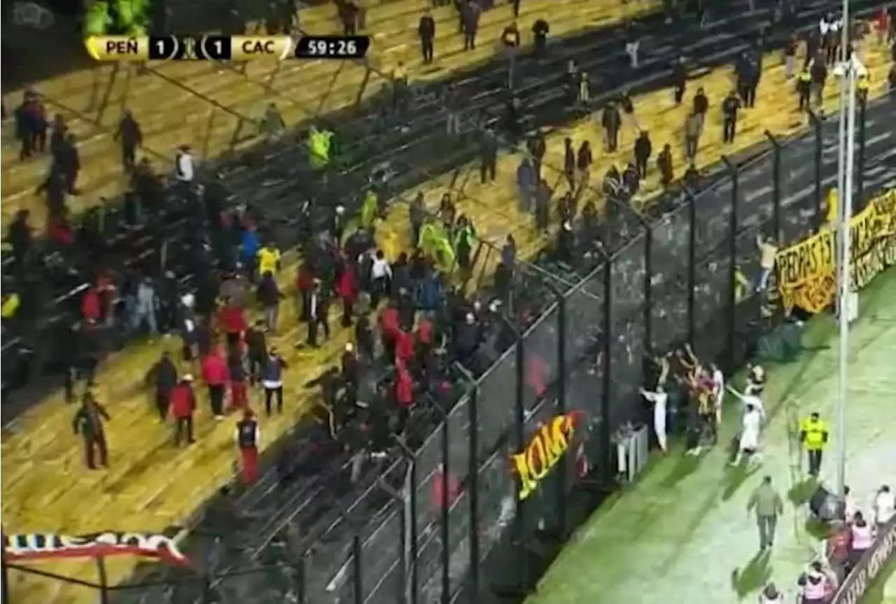 Más violencia entre hinchas: Peñarol - Colón estuvo interrumpido ¡media hora! por incidentes - TyC Sports