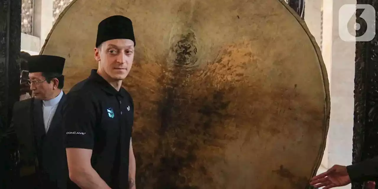 Pakai Peci Hitam, Mesut Ozil Salat Jumat di Masjid Istiqlal - Bola.net