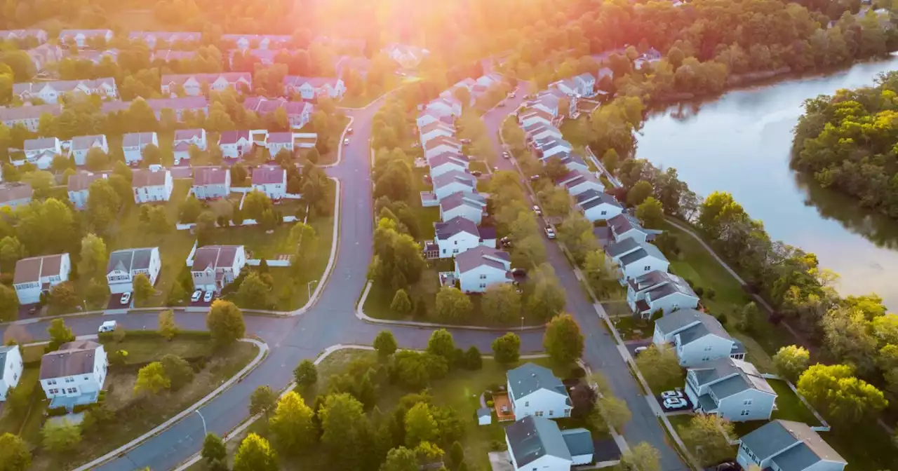Sellers dropping home prices at highest rate since 2019 as Fed rate hikes kick in