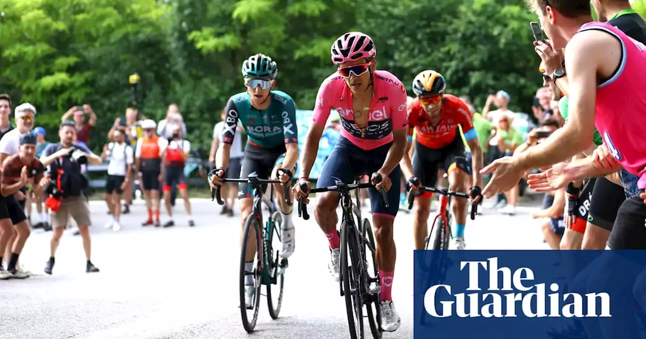 Giro d’Italia: Carapaz holds firm as Bouwman wins after final-corner drama