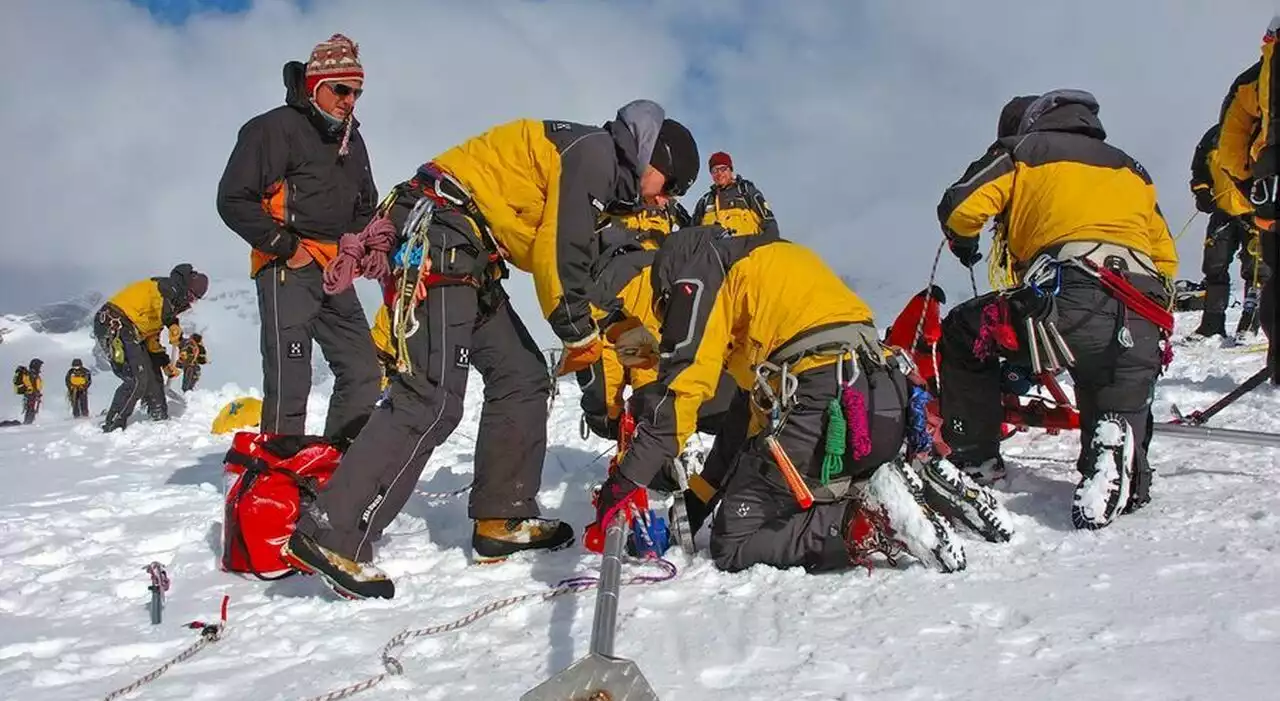 Valle d'Aosta, crollo seracchi sul Grand Combin. La polizia: ci sono morti e feriti