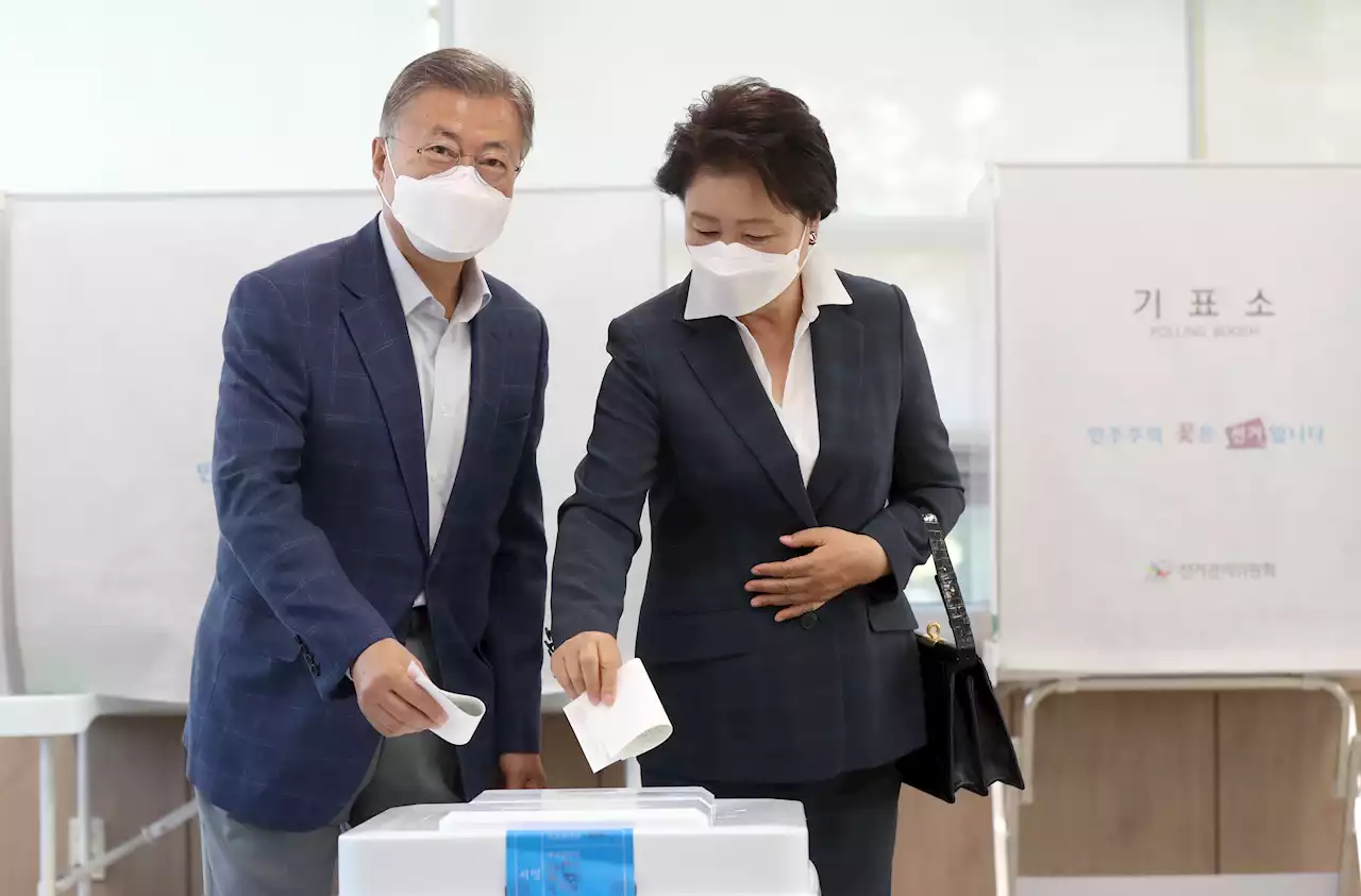 문재인 전 대통령 사전투표 “대한민국 발전 위해 더 많이 투표해달라”