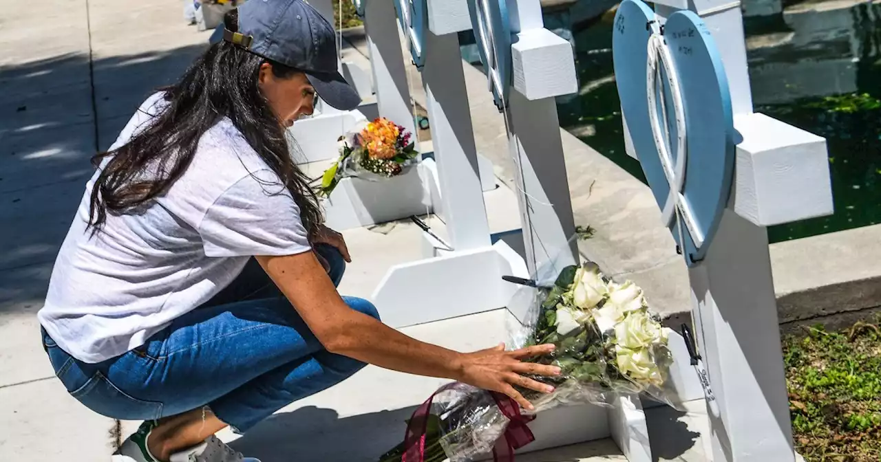 Meghan Markle pays respects at scene of Texas school shooting