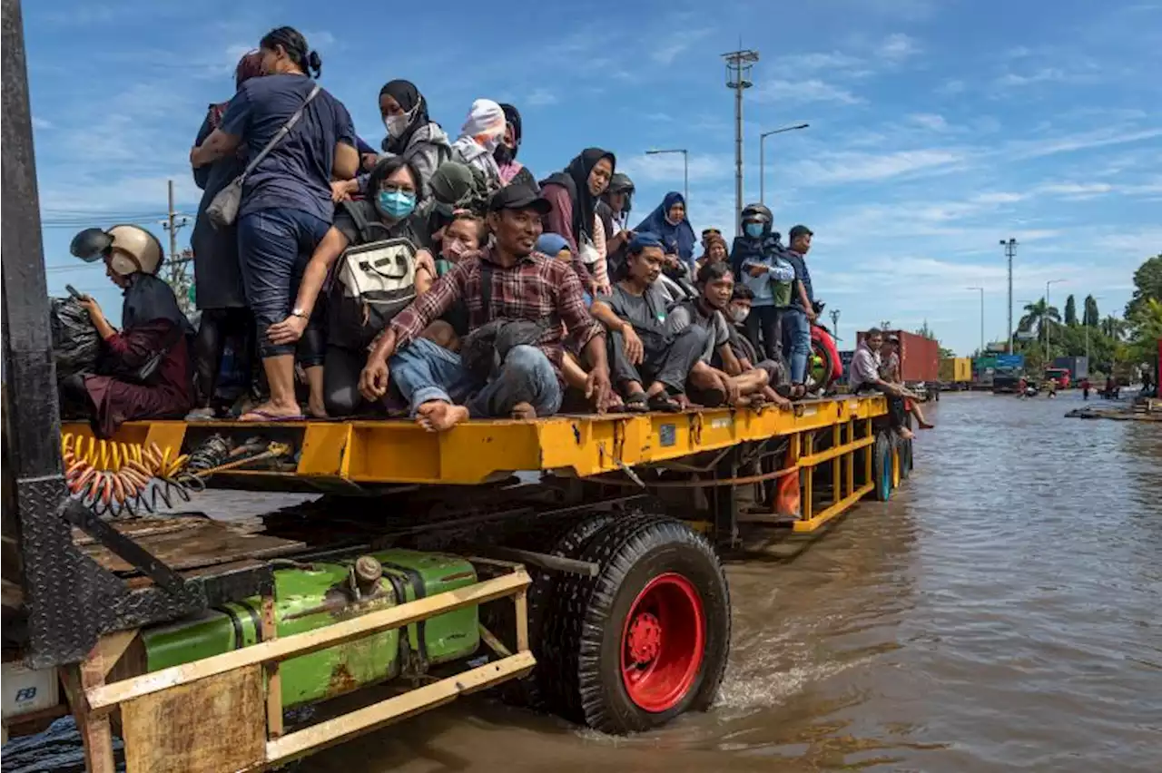 Banjir Rob di Pelabuhan Tanjung Emas Berangsur Surut |Republika Online