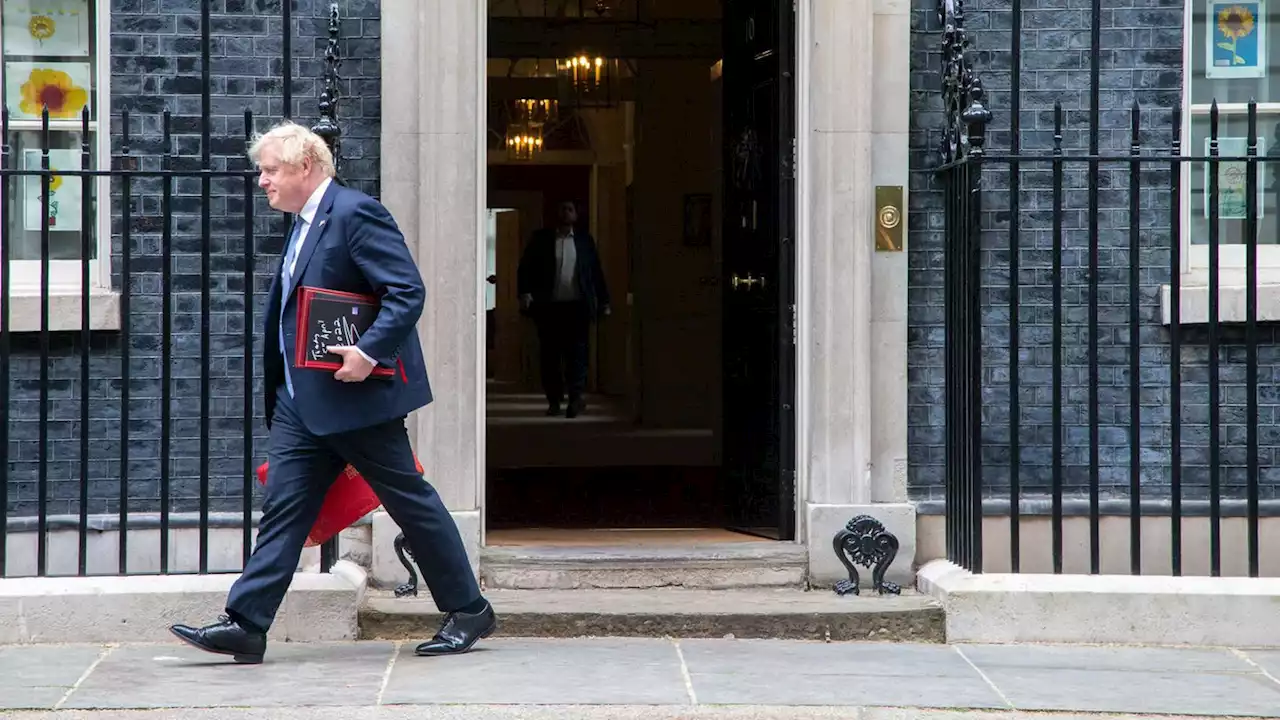 Warum Boris Johnson auch nach der Partygate-Affäre im Amt bleiben wird