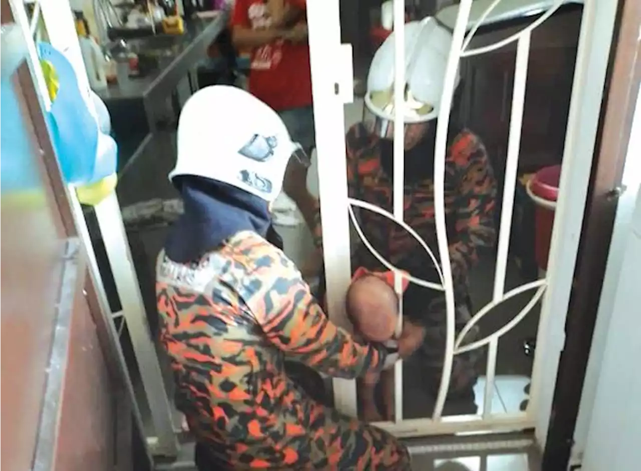 Kepala budak tersangkut jeriji pintu dapur