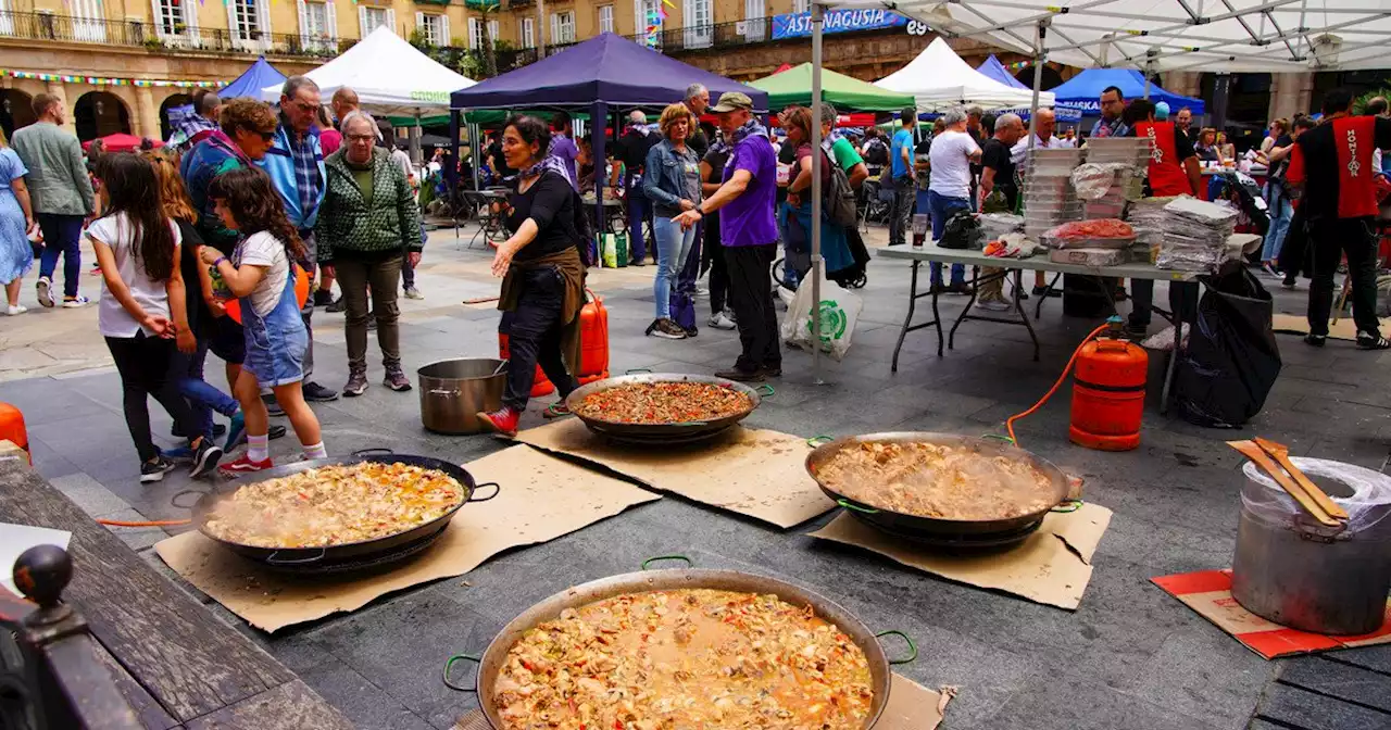 En Bilbao los vecinos celebran sus costumbres de espaldas al San Mamés, donde Messi y la Selección salen a la cancha