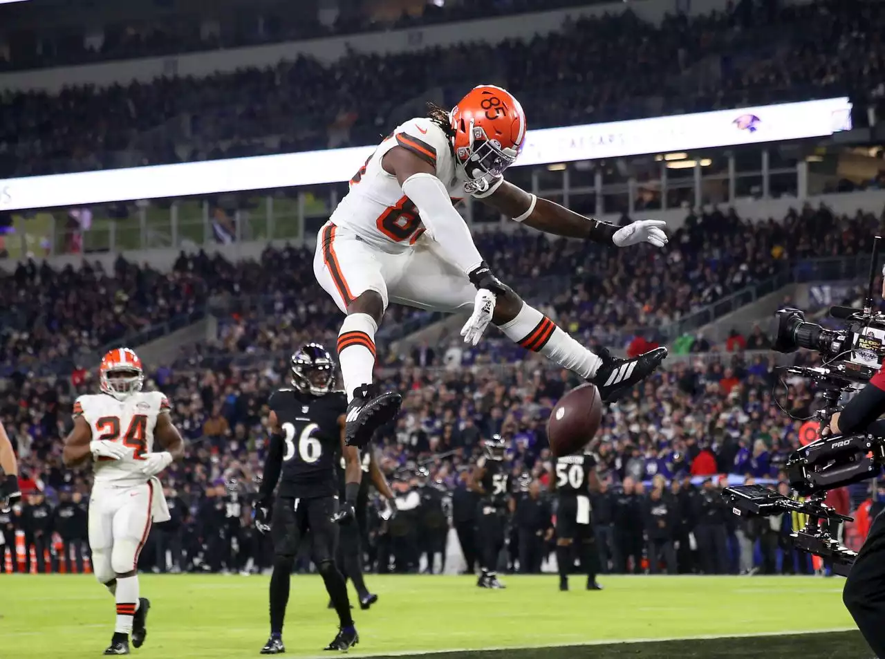 David Njoku and the Browns agree on 4-year contract extension worth up to $56.750 million that makes him the 5th-highest paid TE in the NFL