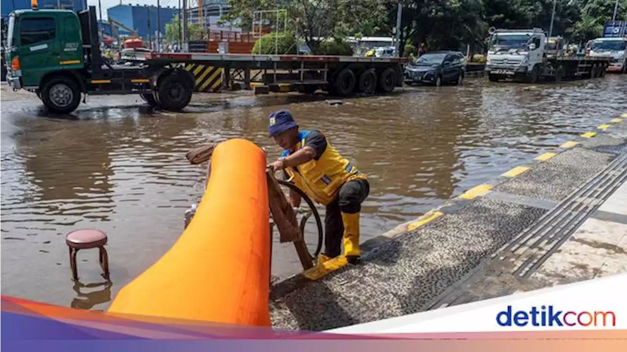 Enggak Surut-surut, Banjir Rob di Semarang Disedot Pakai Pompa