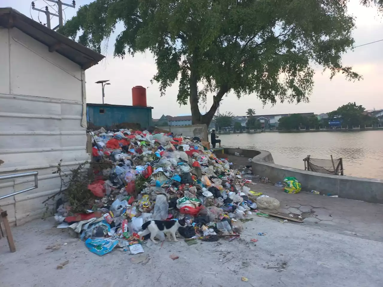 Dengarkan DLHK Kota Depok, Warga Mengeluh Tumpukan Sampah di Sekitar Situ Rawa Besar