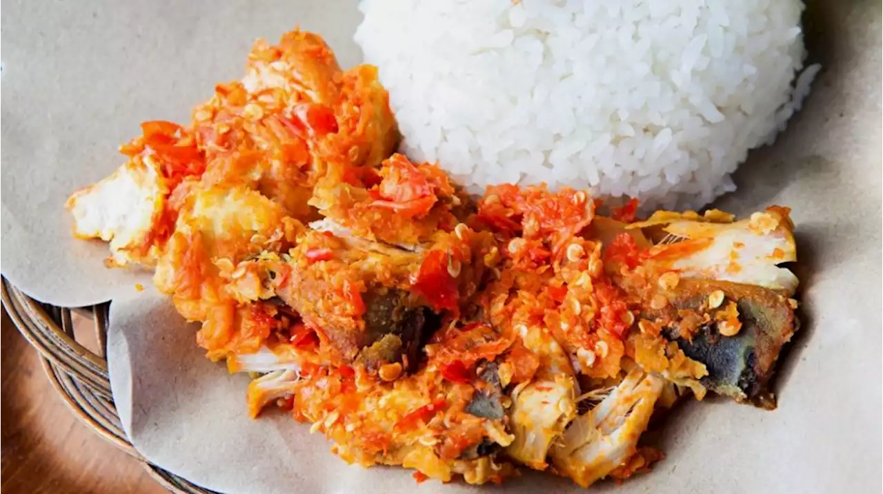 Viral Nasi Ayam Geprek Seporsi Cuma Rp5 Ribu, Jualan atau Sedekah?