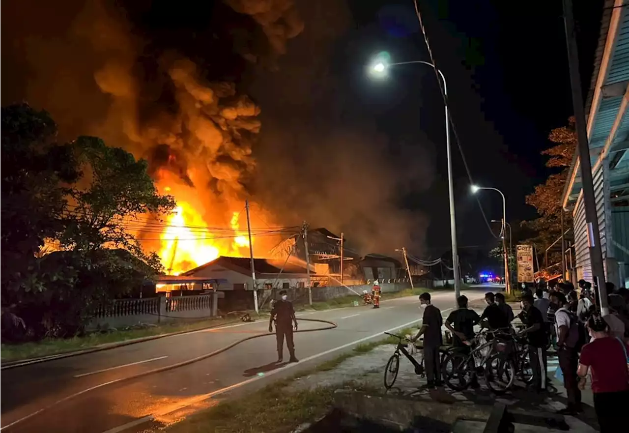 Kilang tilam terbakar: Penduduk dengar banyak bunyi letupan