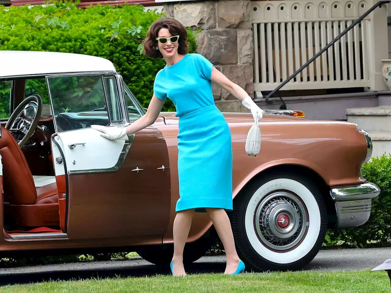 Anne Hathaway & Jessica Chastain Transform Into '60s Housewives