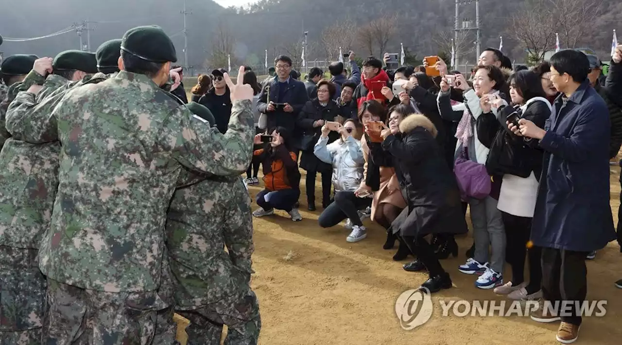 육군 신병 입소·수료식 '가족과 함께'…2년만에 정상화 | 연합뉴스