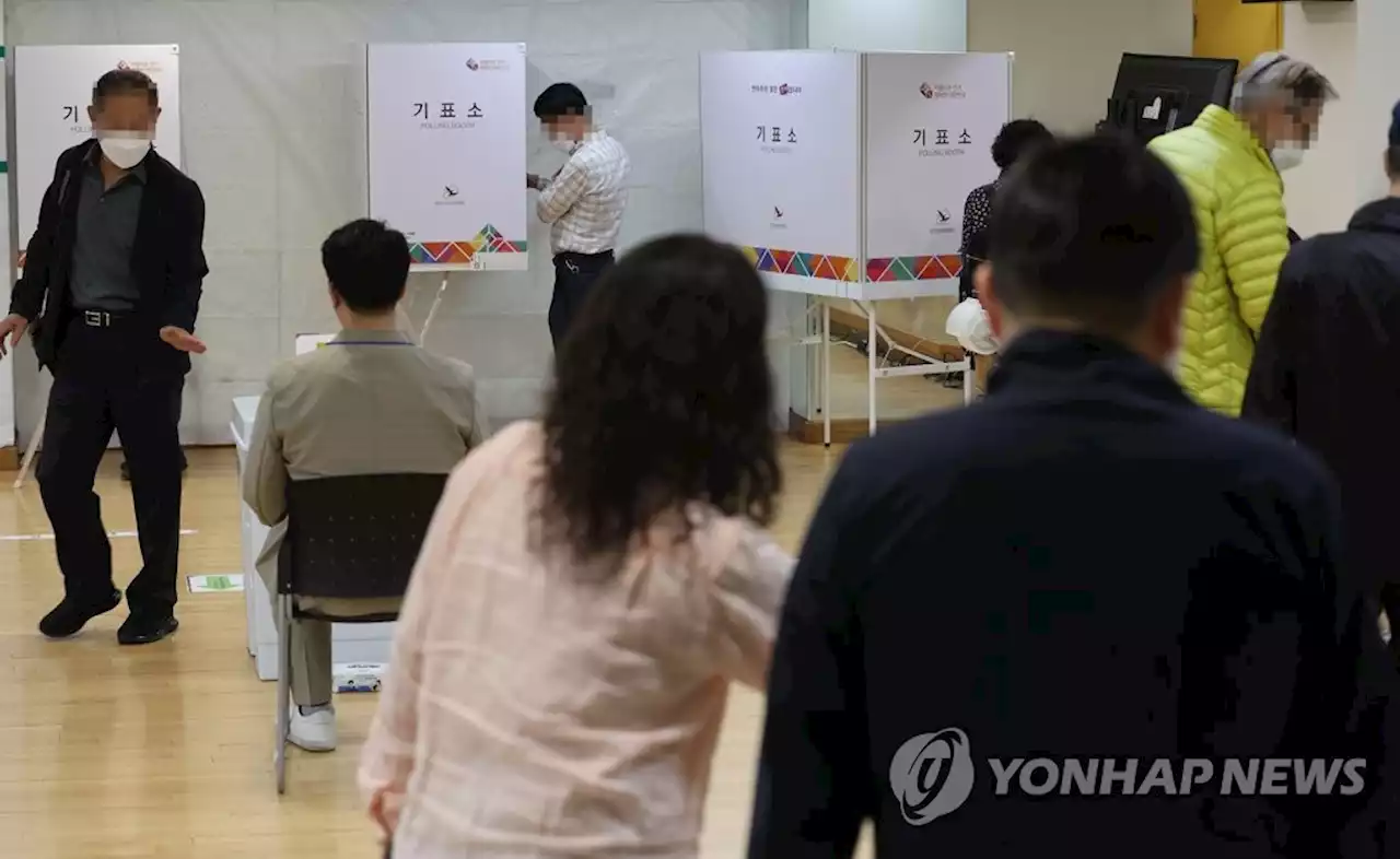 [사전투표] 주말 아침 젊은 직장인들 북적…'더 나은 미래 오길' | 연합뉴스