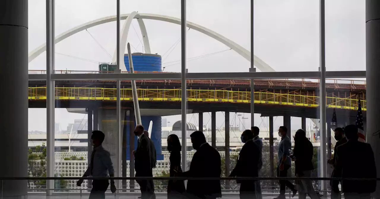 Hundreds of flights nationwide canceled; 4 reported at LAX