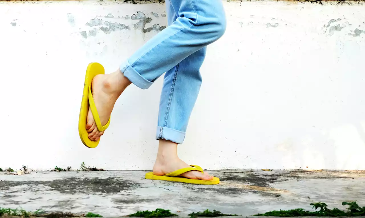 12 Best Flip Flops for Flat Feet, Approved By Podiatrists 2022 | Well+Good