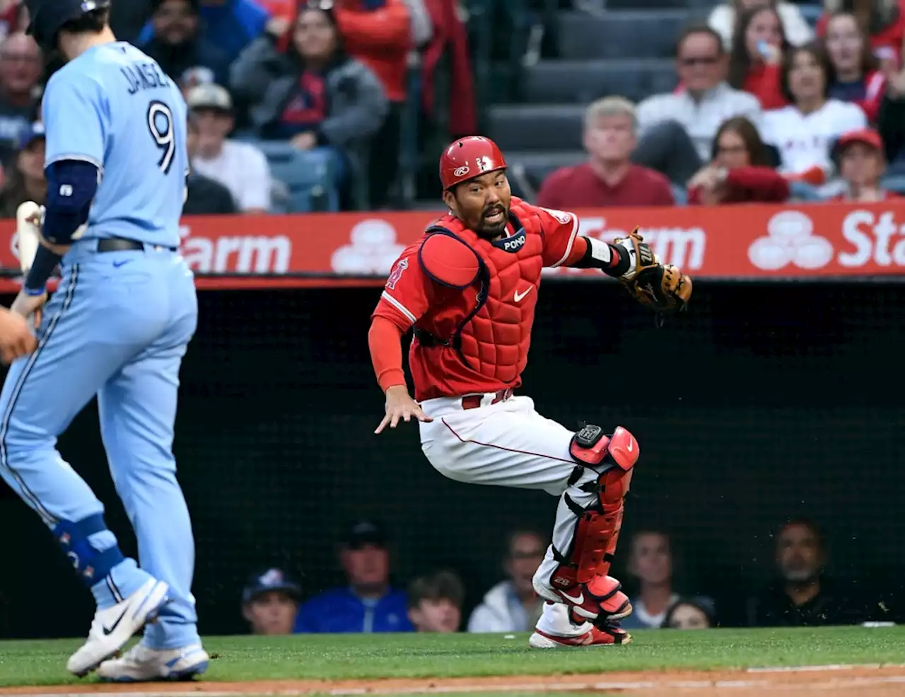 Angels’ catcher Kurt Suzuki leaves game with neck contusion