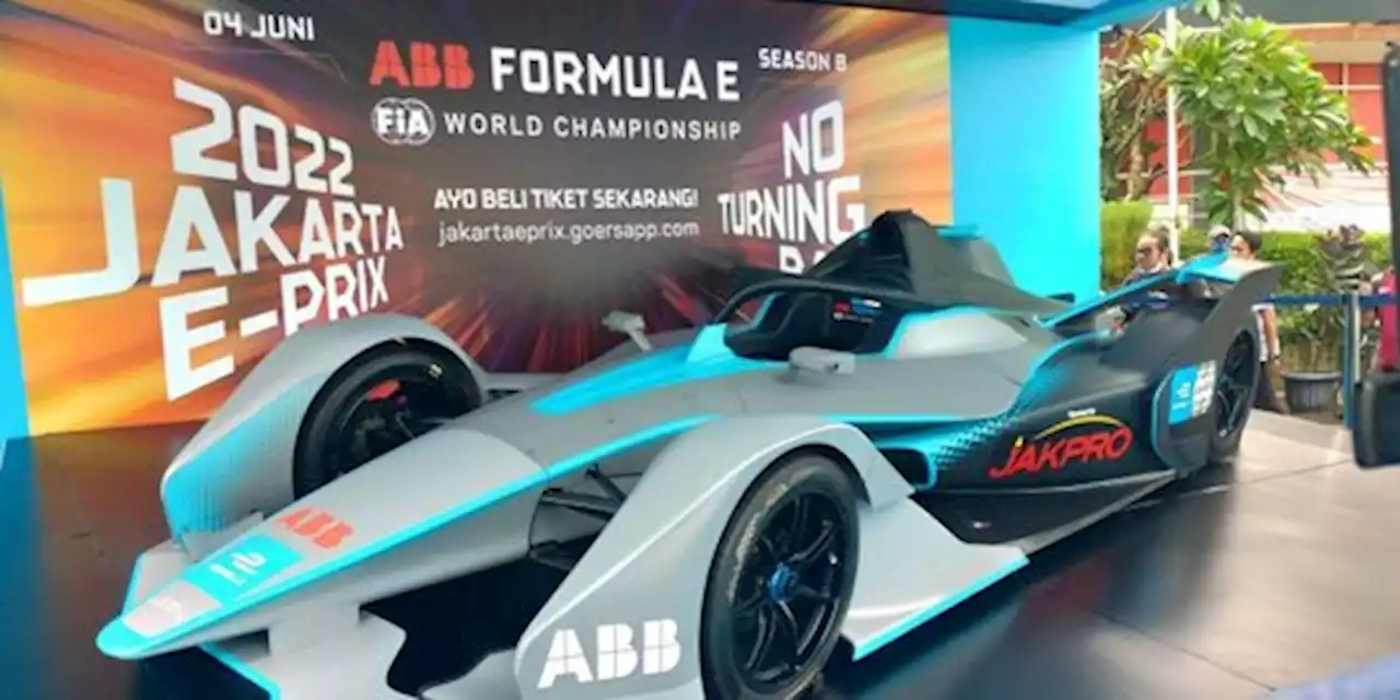 Penampakan Replika Mobil Formula E Dipamerkan di Bundaran Hotel HI saat CFD | merdeka.com