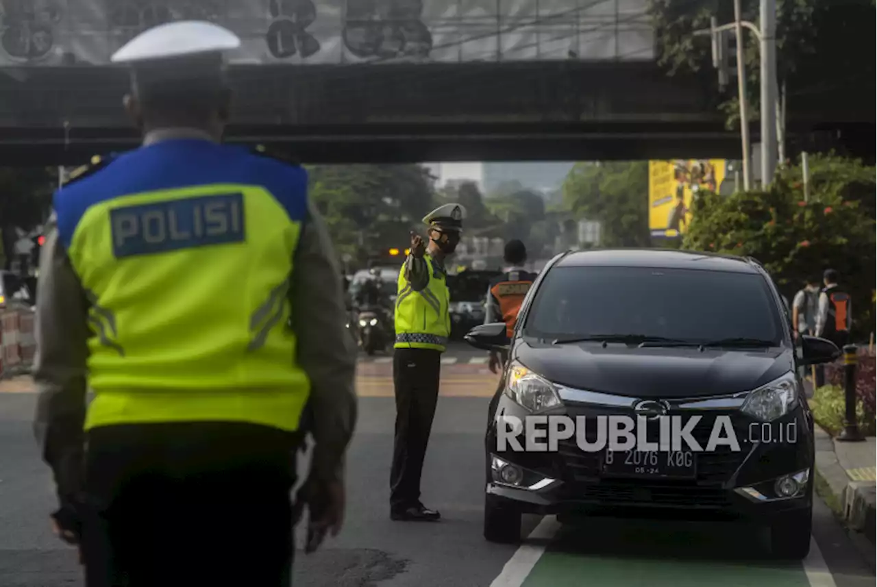 Polda Metro Minta Laporkan Polisi 'Nakal' di Jalan Ganjil-Genap |Republika Online